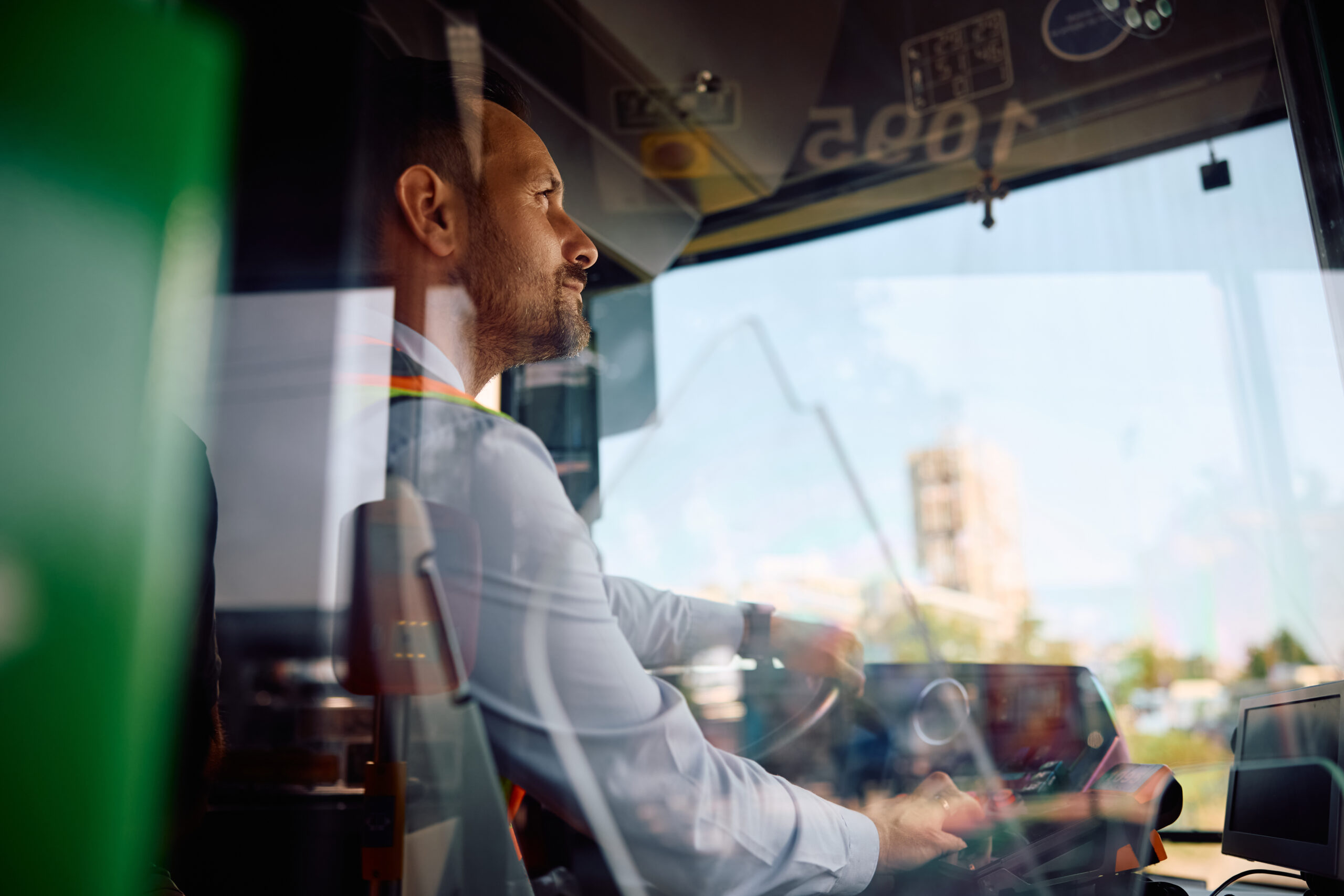 Noticias city bus driver opening vehicle doors at the station.